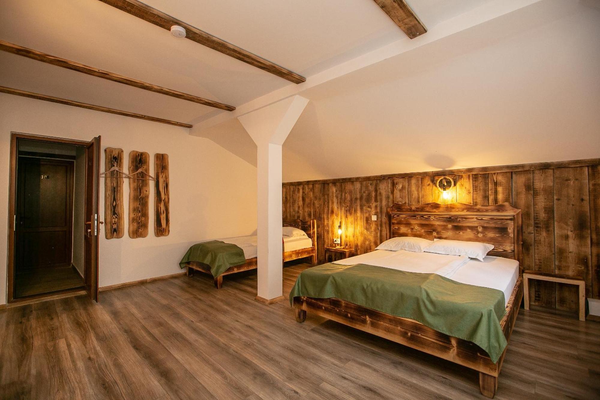 Barlogul Din Vidraru Hotel Curtea de Argeş Buitenkant foto