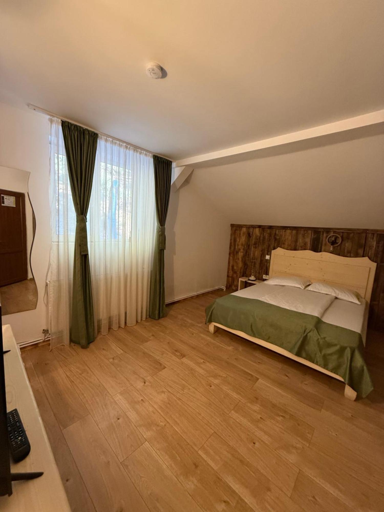Barlogul Din Vidraru Hotel Curtea de Argeş Buitenkant foto