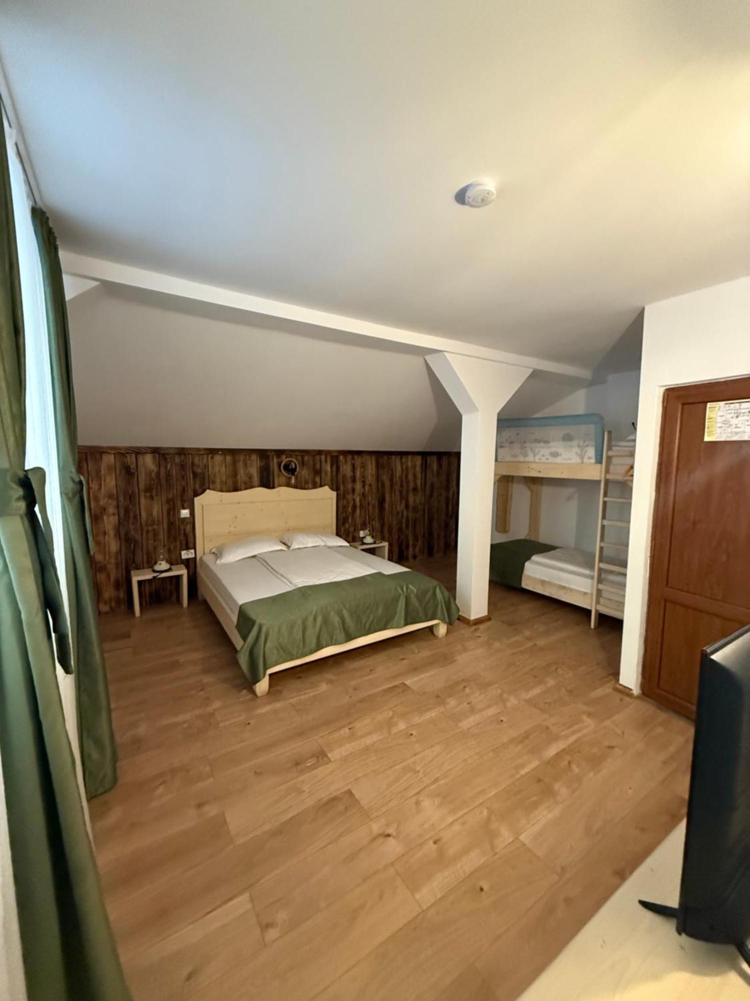 Barlogul Din Vidraru Hotel Curtea de Argeş Buitenkant foto